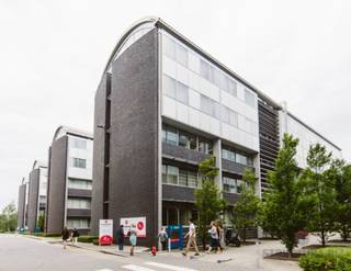 Axxes Business Park (ABP) est un ensemble de 28 000 m² répartis sur 7 immeubles de bureaux et un centre d'affaires (ABC) avec des services complémentaires. Le site est stratégiquement situé à proximité des grands axes routiers (E40/E17), à seulement 15 minutes du centre-ville de Gand et de la gare centrale.<br />La rénovation du parc d'affaires vient d'être achevée avec la certification BREEAM In-Use 'Very Good' comprenant : des panneaux solaires, le recyclage de l'eau, le plus grand ratio de parking à Gand (928 places), 50 stations de recharge pour véhicules électriques. L'aménagement des espaces rénovés sera personnalisé pour répondre aux besoins des locataires. <br />Taxes et charges: sur demande<br />Parking OUT: 850 €/emplacement/an<br />Parking IN: 1.250 €/emplacement/an