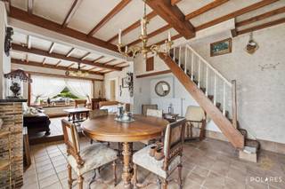 ***RESERVEER UW BEZOEK VIA WWW.POLARES.EU*** <br />Bent u op zoek naar een woning die u volledig naar uw eigen smaak kunt renoveren? Dan biedt deze eigendom een unieke kans. Met een bewoonbare oppervlakte van maar liefst 199 m² en een aansluitend magazijn van 138 m² beschikt u hier over een uitzonderlijk geheel met enorm veel potentieel.<br /><br />De woning is bijzonder ruim en omvat vijf slaapkamers en twee badkamers. Aansluitend aan één van de slaapkamers bevindt zich een extra kamer die perfect kan worden ingericht als een ruime dressing, waardoor u een comfortabele master suite kunt creëren. Dankzij de royale indeling is deze woning ideaal voor een groot gezin, een samengesteld gezin of voor wie droomt van veel leefruimte. Ook wie op zoek is naar een eigendom met tal van mogelijkheden en door de renovatiewerken heen kan kijken, vindt hier de perfecte basis om een echte thuis te creëren.<br /><br />Buiten geniet u van een prachtige tuin van 22 are 18 centiare, waar kinderen naar hartenlust kunnen spelen en waar u volop kunt genieten van rust, ruimte en privacy. In combinatie met het ruime magazijn biedt deze eigendom bovendien interessante mogelijkheden voor hobbyisten, zelfstandigen of wie extra opslagruimte wenst.<br /><br />Kortom, een eigendom met uitzonderlijke volumes, een grote tuin en eindeloze mogelijkheden voor wie op zoek is naar een renovatieproject met een bijzonder toekomstperspectief.