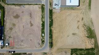 Bedrijfsgebouw op maat van 1.318 m² in combinatie met 225 m² kantoorruimte te koop.<br /><br />Op de nieuwe industriële ontwikkeling 'THEA' worden 8 loten gereserveerd voor een bedrijfsgebouw op maat.<br />De gebouwen kunnen bestaan uit magazijnruimte in combinatie met kantoorruimte, showroom en/of een bedrijfswoning met totale oppervlaktes vanaf +/- 695 m² tot +/- 3.000 m² op een eigen perceel.<br /><br />De gebouwen op maat worden in samenspraak met de ontwikkelaar en kandidaat-koper gerealiseerd, waarbij de kandidaat-koper al zijn wensen kan uitwerken.<br />Qua look & feel dient er rekening te worden gehouden met de uitstraling van het bedrijvenpark waarbij de gebouwen worden opgebouwd in een combinatie van betonpanelen en geïsoleerde sandwichpanelen. <br /><br />De site is geschikt voor zowel opslag als productie en biedt tal van mogelijkheden!<br /><br />Op dezelfde site worden 22 KMO-units gebouwd tussen 180m² en 300 m².<br /><br />De ontwikkeling bevindt zich op 3 km van Tielt centrum en nabij de bedrijvige Kasteelstraat.<br /><br />Ruime parkeer- en manoeuvreerruimte op de site. Per unit zijn er minstens 4 parkeerplaatsen voorzien.<br />Contacteer PANORAMA B2B voor bijkomende inlichtingen of een vrijblijvend plaatsbezoek 050 300 800.
