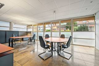 <p>Dit kantoorcomplex bevat op de gelijksvloer een kantoorruimte van 320 m², gelegen in Wemmel, geniet van een strategische ligging vlak bij de Brusselse Ring, belangrijke verkeersassen, winkels en het openbaar vervoer. Hierdoor is het pand vlot bereikbaar voor zowel medewerkers als bezoekers.<br /><br />De kantoren, ontstaan door het samenvoegen van twee units, bieden functionele en lichtrijke ruimtes die geschikt zijn voor uiteenlopende professionele activiteiten.<br /><br />Het pand beschikt bovendien over 4 ondergrondse parkeerplaatsen en 5 parkeerplaatsen buiten, goed voor in totaal 9 parkeerplaatsen.<br /><br />Verkoopprijs: €560.000<br /><br />Voor meer informatie of een bezoek kunt u gerust contact met ons opnemen.</p>