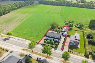 Algemeen:- EPC: 145 kWh/m²- Houten ramen, dubbele beglazing en elektrische rolluiken- Bovenverdieping gebouwd in 2019- Volledig voorzien van maatwerk inbouwkasten- Zonnepanelen met certificaten t.e.m. 2031- Verwarming via aardgas (2 ketels)- Warm water (gecombineerd tussen gas en elektriciteit)- Zonneboiler (voor verdieping)- Regenwaterput (wc's, wasmachines en buitenkranen)- Airco's in de 2 leefruimtes en 2 master bedrooms- Volledig omheind met automatische poorttoegangHet pand heeft vele mogelijkheden. Denk ten eerste aan de kangoeroewoning (momenteel zo in gebruik), maar ook de loods kan verschillende functies dienen zoals hobbyruimte of opslagplaats. De woning en ligging lenen zich tevens uitstekend voor een praktijkruimte in huis zoals kinderopvang, tandarts, groepspraktijken, ... Indeling:Gelijkvloers:- ruime inkomhal met vestiaire met inbouwkasten- grote, lichtrijke leefruimte met zitkuil en gashaard- degelijke keuken, uitgerust met inbouwapparatuur, veel lades en opbergruimte- lichtrijke veranda met eethoek en zithoek met houtkachel- 2 slaapkamers- bureelruimte, om te bouwen naar dressing- gastentoilet- badkamer met ligbad/douchecombi en dubbel meubel- berging/wasplaats- sas met vestiaireVerdieping, toegankelijk via aparte buitendeur aan de zijgevel- ruime leefruimte met open keuken, opnieuw volledig uitgerust- berging/wasplaats- badkamer met douche en bad en dubbel meubel- gastentoilet- 2 slaapkamers - ruim zonneterras met vrij uitzicht op de veldenGedeeltelijk onderkelderdTuin:- ZW oriëntatie- fijne overkapping aan het huis- schaduwterras (achterzijde) en zonneterras (zijkant)Bijgebouw:- opgedeeld in compartimenten- garage met sectionale poort aan de voorzijde- ruime loods voor een zelfstandige activiteit of hobby- 2 overdekte bergingen