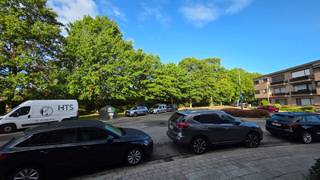 Ruim duplex appartement (94 m²) met 2 slaapkamers, terras en EPC B<br /><br />Wilgehoevestraat 29 bus 1 – 2180 Ekeren<br />Vraagprijs: €308.000<br /><br />Op een centrale ligging nabij het centrum van Ekeren bevindt zich dit verzorgde en lichtrijke duplex appartement van 94 m², gebouwd in 2008 en gelegen in een kleinschalig appartementsgebouw met slechts 4 appartementen.<br /><br />Het appartement combineert de ruimte en praktische indeling van een woning met het comfort van een appartement. Met EPC-label B (135 kWh/m²/jaar), 7 zonnepanelen uit 2024, een hoogrendementsketel uit 2022 en lage gemeenschappelijke kosten van slechts ca. €60 per maand beschikt het bovendien over heel wat interessante troeven.<br /><br />Indeling<br /><br />Gelijkvloers<br /><br />Via de inkomhal (ca. 4 m²) kom je binnen in het appartement. Hier bevinden zich een praktische berging (ca. 2 m²) en een apart toilet.<br /><br />De ruime en lichtrijke living van ca. 31 m² vormt het hart van het appartement. Aansluitend bevindt zich de open keuken van ca. 10 m², met rechtstreekse toegang tot het terras van ca. 12 m².<br /><br />Vanuit de living leidt de trap naar de bovenverdieping.<br /><br />Bovenverdieping<br /><br />Via de nachthal bereik je twee volwaardige slaapkamers van respectievelijk ca. 16 m² en 10 m².<br /><br />De ruime badkamer van ca. 8 m² is voorzien van een ligbad, aparte douchecabine en een badkamermeubel met dubbele wastafel.<br /><br />Aansluitend aan de badkamer bevindt zich een handige wasruimte van ca. 5 m², met plaats voor wasmachine en droogkast. Hier bevindt zich tevens het tweede toilet.<br /><br />Kelder<br /><br />Bij het appartement hoort een ruime private kelderberging van ca. 12 m², ideaal als extra opslag.<br /><br />Belangrijkste troeven<br />Bewoonbare oppervlakte: 94 m²<br />Bouwjaar 2008<br />Kleinschalig gebouw met slechts 4 appartementen EPC B – 135 kWh/m²/jaar<br />7 zonnepanelen uit 2024<br />Hoogrendementsketel uit 2022<br />Lage gemeenschappelijke kosten: ca. €60/maand<br /><br />Een interessante woonst voor wie op zoek is naar ruimte, comfort en ergiezuinigheid en lage vaste kosten op een centrale locatie in Ekeren.