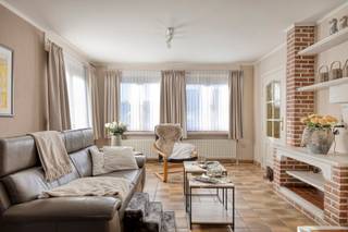 <p><strong>Verzorgde bungalow met 3 slaapkamers, alles gelijkvloers, op 806 m² — Reppel, Bocholt</strong></p>
<p>Rustig gelegen in Reppel, deelgemeente van Bocholt: een degelijk gebouwde, vrijstaande bungalow uit 1988 op een hoekperceel van 806 m². Alle kamers liggen op het gelijkvloers. Daarbovenop is er een ruime zolder over de volledige woning. De dorpskern van Reppel ligt op wandelafstand, het centrum van Bocholt op ca. 2 km en Bree op ca. 5 km.</p>
<p>Via de inkomhal komen we in de ruime living met eetruimte en de volledig ingerichte keuken. Verder liggen op het gelijkvloers een wasplaats/berging en een apart toilet.</p>
<p>Het nachtgedeelte telt drie slaapkamers (ca. 16 m², 13 m² en 10 m²) en een badkamer met ligbad, aparte douche en lavabo. In totaal heeft de woning twee aparte toiletten. Omdat alles op één niveau ligt, is deze woning ideaal om er levenslang te wonen.</p>
<p>De onafgewerkte zolder loopt over de volledige woning. Hij biedt veel bergruimte en mogelijkheden om later verder in te richten.</p>
<p>Buiten heb je een terras achteraan en een aangelegde tuin. Verder zijn er een garage, een carport en ruime bergingen, deels in een apart bijgebouw.</p>
<p>De woning is zeer goed onderhouden en afgewerkt met degelijke materialen. <br />De spouwmuren en het dak zijn geïsoleerd, en de houten ramen hebben dubbele beglazing en rolluiken. De verwarming gebeurt met een recent vernieuwde condensatieketel op aardgas.</p>
<p><strong>Troeven:</strong> alle kamers gelijkvloers – 3 slaapkamers – badkamer met ligbad en aparte douche – 2 toiletten – zolder van ca. 190 m² – garage en carport – hoekperceel van 806 m² met aangelegde tuin – geïsoleerde spouwmuren en dak – asbestveilig – niet overstromingsgevoelig.</p>
<p><strong>Kenmerken:</strong> bewoonbare oppervlakte ca. 152 m² · perceel 806 m² · open bebouwing · bouwjaar 1988 · KI € 904 · centrale verwarming op aardgas (condensatieketel) · houten ramen met dubbele beglazing · rolluiken · EPC-label C (294 kWh/m²/jaar) · asbestattest: asbestveilig · elektrische keuring: niet conform.</p>
<p>Voor meer informatie kan u mailen naar info@immo-bosmans.be</p>