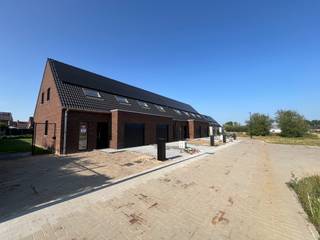 <p><strong>Instapklare halfopen bebouwing te huur in Ingooigem met zonnige tuin.</strong></p>
<p> </p>
<p>De woning is gelegen in een groene omgeving, dichtbij het Tiegembos. In de buurt zijn er veel wandel- en fietsgelegenheden. Het is een zeer rustige en kindvriendelijke doodlopende straat met vlotte verbinding op wandelafstand naar school, winkels, openbaar vervoer en de snelweg. Kom genieten van de rustige omgeving in deze gezellige wijk.</p>
<p> </p>
<p><u>Indeling:</u></p>
<p><strong>Gelijkvloers:</strong> de woning beschikt over een mooi ingerichte keuken met keukeneiland voorzien van een kleine bergruimte. De ruime living kijkt uit op de grote tuin met terras. De garage beschikt over een sectionale poort en een afstandsbediening. Er is ook een gastentoilet in de inkomhal.</p>
<p>De keuken wordt nog geïnstalleerd en de voortuin wordt nog volledig aangelegd.</p>
<p><strong>1e verdieping:</strong> de woning heeft 3 slaapkamers en een badkamer met inloopdouche, ligbad, toilet en een lavabomeubel. Er is ook een zolder die gebruikt kan worden als opbergruimte.</p>
<p> </p>
<p><u><strong>Troeven:</strong></u></p>
<ul><li>Energiezuinige woning met 14 zonnepanelen</li><li>Regenput van 10.000l</li><li>Groene, rustige omgeving</li></ul>
<p><br /><strong>Wenst u meer info, neem contact op met Indra - 056/61.10.10</strong></p>