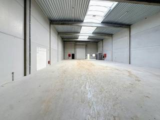 Dit nieuwbouw KMO-park te huur bevindt zich te Evergem, Durmakker 55. De beschikbare oppervlaktes starten bij 406 m² en kunnen gecombineerd worden tot 1.147 m² (of groter in samenspraak). Beschikbaar vanaf 1/09/2026. <br /><br />Oppervlaktes: <br />- Unit 1: 460 m² magazijn + 107 m² kantoor + 4 staanplaatsen<br />- Unit 2: 406 m² magazijn + 1 staanplaats<br />- Unit 3: 406 m² magazijn + 1 staanplaats<br />- Unit 4: 406 m² magazijn + 1 staanplaats<br />- Unit 5: 407 m² magazijn + 1 staanplaats<br />- Unit 6: 715 m² magazijn + 1 staanplaats<br />- Unit 7: 623 m² magazijn + 1 staanplaats<br />- Unit 9: 380 m² magazijn + 107 m² kantoor + 4 staanplaatsen<br /><br />Specificaties magazijnen: <br />- Polybetonvloer<br />- Steeldeck<br />- 6 meter vrije hoogte<br />- Automatische sectionaalpoort (4 m b x 4,5 m h)<br />- 3 x 400 V (40A)<br />- Fiber<br />- Ledspots<br />- Sanitair (op regenwater)<br />- Brandklasse C<br /><br />Specificaties kantoren:<br />- Warmtepomp/airco<br />- Kitchenette<br />- Sanitair<br />- 4 parkeerplaatsen<br /><br />Hebt u interesse in deze nieuwbouw KMO-units te huur in Evergem? Vraag meer info of leg je bezoek af via 09 245 35 35 of business.gent@dewaele.com