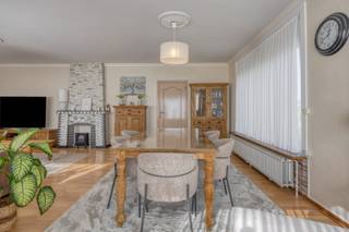 Deze gelijkvloerse woning is gelegen in Mol - Millegem op slechts 3 km van het centrum van Mol. Daarnaast profiteer je hier van een goede verbinding naar de omliggende gemeenten Balen, Dessel, Geel en Meerhout. <br /><br />Energetisch heeft deze woningen recent een paar interessante vernieuwingen gekregen. Zo werd er een nieuw dak (incl. isolatie), nieuwe ramen en een nieuwe keuken geplaatst. Daarnaast werd ook de elektriciteit vernieuwd, waardoor we vandaag een instapklare woning kunnen presenteren. <br /><br />De ruime leefruimte ( 42 m²) is opgedeeld in een gezellige zithoek, eethoek en ruimte voor een bureau. De gehele leefruimte wordt verwend door aangenaam veel lichtinval. Aansluitend bevind zich de gloednieuwe keuken die dit jaar geplaatst werd en voorzien is van alle hedendaagse comfort waaronder een inductiekookplaat, dampkap, oven en microgolfoven. Ook voor een eventuele vaatwasser is er reeds een afvoer voorzien.<br /><br />Via de nachthal zijn de drie slaapkamers (waarvan één momenteel ingericht als dressing) en de badkamer bereikbaar. De badkamer is basis uitgerust met een douche en enkele wastafel. Deze wastafel is ook dit jaar vernieuwd.<br /><br />Achteraan de woning bevindt zich een ruime garage die momenteel dienst doet als berging, wasplaats en stooklokaal. Deze ruimte zou eventueel omgevormd kunnen worden als extra slaapkamer. <br /><br />Daarnaast vind je op het perceel nog een extra buitengarage, bergruimte en wat groen. <br /><br />- vernieuwd dak + isolatie<br />- nieuwe ramen<br />- vernieuwde keuken<br />- EK conform ! <br />- elektrische rolluiken<br />- beschikbaarheid: in overleg<br /><br />Benieuwd naar deze eigendom? Contacteer ons gerust voor een vrijblijvend bezoek ! <br /><br />** vastgoedinfo in aanvraag **