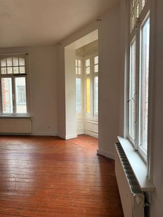 <p><span><strong><u>Uitzonderlijk knap hoekgebouw met potentieel en leuke historische aspecten!</u></strong></span></p><p><span><strong> </strong></span></p><p><span><span>Op een interessante ligging tussen de hippe slachthuissite en het historisch hart van Antwerpen kan u dit eigendom terugvinden. De straatnaam refereert naar een leuke link met verschillende scholen in de omgeving. Het is ook gelegen vlak tegenover de KdG Hogeschool en er zijn hier verschillende studentenresidenties aanwezig in de onmiddellijke omgeving.</span></span></p><p><span><span> </span></span></p><p><span><span>Dit hoekgebouw is momenteel gekend door de stad als "eensgezinswoning" maar fysiek al jarenlang opgedeeld in 4 appartementen (2de en 3de verdieping zijn 2 duplexen). Gezien de oppervlakte van het gebouw is er een mogelijkheid om dit gebouw met omgevingsvergunning op te splitsen. Het is groter dan 350 m². Wel rekening te houden dat de vraag zal komen om een eensgezinswoning te integreren. Voor de rest kan dit geoptimaliseerd worden met bijvoorbeeld studentenkamers of studio's om te verhuren op rendement. Elke entiteit beschikt op vandaag al over een eigen buitenruimte.</span></span></p><p> </p><p><span><span>EPC: label C – certificaatnummer 20230216-0002812663-RES-1.</span></span></p><p><span><span> </span></span></p><p><span><span>Het eigendom biedt ongelooflijk veel potentieel, beschikt over aantrekkelijke ruimtes, lichtinval, hoge vrije hoogtes. Een fijn project voor een projectontwikkelaar of vastgoedinvesteerder!</span></span></p><p> </p><p><span><span>Bel ons nu voor het inplannen van een afspraak op 0495/72.88.49.</span></span></p><p> </p><p> </p>