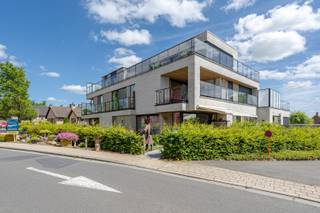 - Rustige ligging (Kerkplein 4)<br />- Ruim en lichtrijk gelijkvloers appartement<br />- Volledig instapklaar met mooie materialen afgewerkt<br />- Volledig uitgeruste keuken<br />- 3 slaapkamers<br />- Badkamer met inloopdouche, ligbad en dubbele wastafel<br />- Berging<br />- Grote, zonnige tuin<br />- Garage<br />- Conforme elektriciteit<br />- 3 zonnepanelen<br />- EPC: 101,3 kW label B (33037-G-2015_125/EP14854/A001/D01/SD003)<br />- Richtprijs: € 375.000