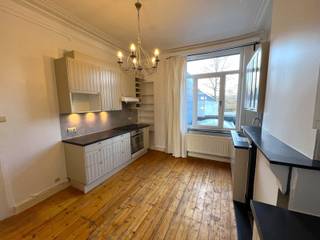 Wenst u meer informatie of een bezoek? Contacteer Bruno op 0495/12.20.64.<br /><br />Op de Hundelgemsesteenweg 2 bevindt zich dit ruime duplexappartement van 191 m². Het appartement omvat een lichtrijke en authentieke leefruimte met een recent vernieuwde keuken, twee ruime slaapkamers, een badkamer uitgerust met douche én ligbad, een grote bureauruimte en meerdere praktische bergingen. Onmiddellijk beschikbaar.<br /><br />Dankzij de uitstekende ligging, vlak bij het centrum van Ledeberg en op wandelafstand van het centrum van Gent, geniet u hier van een ideale combinatie van comfort en bereikbaarheid. Diverse uitvalswegen, openbaar vervoer, winkels en andere voorzieningen liggen in de onmiddellijke nabijheid.<br /><br />Er zijn geen gemeenschappelijke kosten.<br />Voor meer informatie of om een afspraak in te plannen, kunt u terecht bij Bruno op 0495/12.20.64.