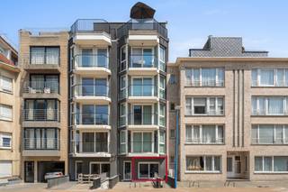[[ DIT PAND NEEMT DEEL AAN DE ERA OPEN HUIZEN DAG OP 19/9 VAN 16:00 TOT 17:00 ]]
<p><strong>Gelijkvloers 2-slaapkamerappartement te koop in Koksijde-Bad</strong></p>

<p>Bent u op zoek naar een instapklaar appartement op een toplocatie aan zee? Dan is dit recente gelijkvloerse appartement in Koksijde-Bad zeker een bezoek waard.</p>

<p>Gelegen op amper 10 meter van de zeedijk geniet u hier van een unieke ligging, vlak bij het strand, de winkels, horecazaken en alle voorzieningen.</p>

<p>Het appartement beschikt over:</p>

<ul><li>Twee volwaardige slaapkamers</li><li>Een lichtrijke leefruimte</li><li>Moderne keuken en badkamer</li><li>Gelijkvloerse ligging, ideaal voor jong en oud</li><li>Privatieve autostaanplaats vlak voor de deur</li><li>Recente constructie met een hedendaagse afwerking</li></ul>

<p>Dankzij de uitstekende ligging en het hoge wooncomfort is dit appartement perfect als vaste woonst, tweede verblijf of interessante investering aan de Belgische kust.</p>

<p>Interesse? Neem gerust contact op voor meer informatie of een bezichtiging.<br />058 51 23 23 of op christian@eraservimo.be</p>