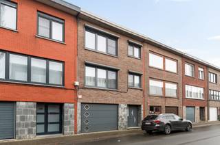 <div><div> <p>Ruime bel-etagewoning met zonnige tuin en garage.</p><p>In een rustige en aangename woonwijk bevindt zich deze verzorgde bel-etagewoning. Bij het betreden van de woning komt u in de inkomhal die toegang geeft tot de inpandige garage met automatische poort en een handige wasplaats. Achteraan geniet u van een zuid-gerichte tuin van 105 m², ideaal om in alle rust te ontspannen, aangevuld met een praktische tuinberging. Op de eerste verdieping bevindt zich een apart toilet met handenwasser. De lichtrijke leefruimte van 31 m² op parketvloer zorgt voor een warme en gezellige sfeer en sluit aan op een terras van 6 m² met trap naar de tuin. Verder vindt u hier de keuken en een extra bureaukamer, perfect voor thuiswerk of hobbyruimte. De tweede verdieping omvat drie volwaardige slaapkamers van respectievelijk 17 m², 15 m² en 8 m². De badkamer is uitgerust met een ligbad, toilet en wastafel. De woning is voorzien van nieuwe ramen met hoogrendementsglas en elektrische rolluiken, een condensatieketel op gas en een nieuw geïsoleerd dak.</p></div> </div>