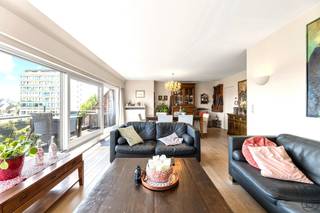 Groot duplex-appartement met 3 SLK, en TERRAS met UNIEK ZICHT op de Hippodroom, op wandelafstand van het centrum en de Markt. Dit degelijk...