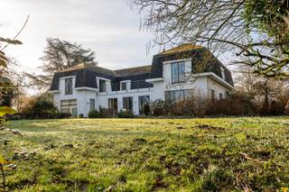 The villa is quietly located along the Grendelbaan in Diepenbeek, on a domain that extends over the garden and meadows and is accessible via a...