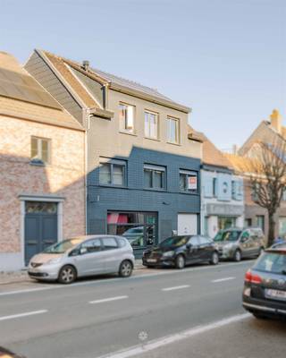 <p><span>DESTELBERGEN - </span><span>Ben je op zoek naar een lichtrijk duplex appartement met ruim en zonnig terras te huur in centrum van Destelbergen?<br />Dan is dit appartement misschien iets voor u.</span></p><p><span> </span></p><p><span>Enkele troeven op een rij:</span></p><ul><li><span>Gelegen in de bruisende winkelstraat van Destelbergen, vlakbij de op- en afrit van de R4</span></li><li><span>Veel opbergruimte dankzij de grote en polyvalente ruimtes</span></li><li><span>Energiezuinig (EPC: 244 kWh/m²) en voorzien van zonnepanelen </span></li></ul><p><span> </span></p><p><span>De indeling gaat als volgt:<br />Gelijkvloers: </span><span><br />Ruime polyvalente ruimte met die kan gebruikt worden als opslagruimte. </span><span><br />1ste verdieping: </span><span><br />Grote open ruimte die flexibel kan worden ingevuld als extra woonruimte, hobbyruimte. Daarnaast bevinden zich op dit niveau 3 volwaardige slaapkamers. </span><span><br />2de verdieping:<br /></span><span>Gezellige leefruimte met veel lichtinval en een uiterst moderne, volledig uitgeruste keuken. Vanuit de leefruimte heeft u toegang tot een groot zonneterras. Daarnaast is er  een moderne badkamer en een aparte wasplaats aanwezig. </span></p><p><span> </span></p><p><span>Belangrijk:<br /></span><span>EPC: 244 kWh/m²<br />Huurprijs: €1000 per maand<br />Beschikbaar: onmiddellijk </span></p><p><span>Voor een bezoek ter plaatse, vul zeker uw huurdersprofiel in via onze website.</span></p><p><span> </span></p><p><span> </span></p><p><span> </span></p><p><span> </span></p>