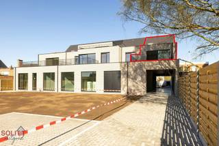 LAATSTE APPARTEMENT!Nieuwbouw duplex (98m²) met aparte ingang, 2 slaapkamers, achterliggend terras (15m²) en bovengrondse parkeerplaats in het...