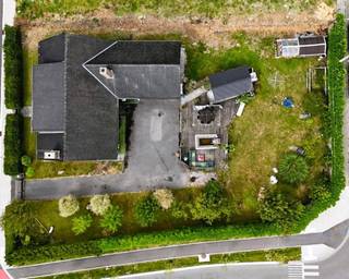 Ruime villa op een centrale locatie en commerciële locatie bestaande uit een inkomhal, ruime lichtrijke leefruimte met eet-en zithoek,...