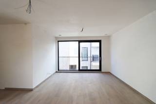 Ben je op zoek naar een instapklaar en energiezuinig appartement met twee ruime slaapkamers op de eerste verdieping, centraal gelegen en toch rustig gesitueerd? Dan is appartement B1.1 in Residentie Prinsenhof precies wat je zoekt! Dankzij de uitstekende ligging, de hoogwaardige afwerking en de vele troeven op vlak van comfort en energie biedt dit appartement alles wat je nodig hebt.<br /><br />Het appartement is gelegen in Residentie Prinsenhof, centraal aan het Kolonel Aertsplein, op wandelafstand van winkels, terrasjes en supermarkten. Dankzij het uitgebreide fietsnetwerk en het openbaar vervoer in de buurt is ook Maastricht op amper 10 minuten bereikbaar. Parkeren kan in de ondergrondse parkeergarage, bereikbaar via lift, met daarnaast een beveiligde fietsenstalling.<br /><br />INDELING<br />Eerste verdieping:<br />- Inkomhal<br />- Open woonkamer/keuken<br />- 2 slaapkamers<br />- Badkamer<br />- Apart toilet<br />- Berging<br />- Terras<br /><br />Kelder:<br />- Verplichte aankoop van een autostandplaats en kelderberging in de ondergrondse parkeergarage<br /><br />TROEVEN<br />+ Zeer stille en energiezuinige warmtepomp met ingebouwde boiler<br />+ Zonnepanelen op de platte daken<br />+ Ventilatiesysteem D met warmterecuperatie<br />+ Gunstige regeling onroerende voorheffing dankzij de hoge energiezuinigheid<br />+ ACTIE: € 5.000 korting op een autostandplaats!<br /><br />PRIJSOVERZICHT<br />Prijsberekening 6% btw (onder voorwaarden)<br />Totaal netto: € 299.000,00<br />+ 6% btw: € 17.940,00<br />Totaal incl. btw: € 316.940,00<br />Kelderberging: € 4.000,00 netto + 6% btw = € 4.240,00<br />Autostandplaats: € 29.531,00 netto + 6% btw = € 31.302,86<br />TOTAAL: € 352.482,86*<br /><br />Prijsberekening 21% btw<br />Totaal netto: € 299.000,00<br />+ 21% btw: € 62.790,00<br />Totaal incl. btw: € 361.790,00<br />Kelderberging: € 4.000,00 netto + 21% btw = € 4.840,00<br />Autostandplaats: € 29.531,00 netto + 21% btw = € 35.732,51<br />TOTAAL: € 402.362,51*<br /><br />*De algemene totaalprijzen zijn exclusief notariskosten, erelonen, kosten nutsvoorzieningen en kosten basisakte.<br /><br />Wil je dit appartement graag bezichtigen of wens je meer informatie? Contacteer ons en we helpen je dichtblij verder!
