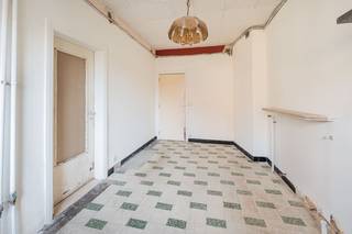 <p>Deze te renoveren gezinswoning biedt een uitstekende kans voor wie op zoek is naar ruimte, potentieel en een centrale ligging. De woning beschikt over drie ruime slaapkamers, een aangename tuin en een grote garage, waardoor ze de ideale basis vormt om volledig naar eigen smaak en wensen te moderniseren. Gelegen op een toplocatie, vlak bij Site De Naeyer, geniet u van tal van recreatiemogelijkheden, terwijl ook winkels, scholen, openbaar vervoer en belangrijke invalswegen zich in de nabije omgeving bevinden. Dankzij de ruime indeling en de gunstige ligging is dit de perfecte woning voor gezinnen, handige renovateurs of investeerders die op zoek zijn naar een eigendom met tal van mogelijkheden. Ontdek zelf het potentieel van deze woning en maak van dit renovatieproject uw droomthuis.</p><p>Stedbk inl: Vg, Wg, Gmo, Vkr, Gvv</p>