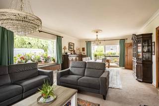 Deze rustig gelegen vrijstaande woning omvat op het gelijkvloers de inkomhal ( + gastentoilet ) met aansluitend een lichtrijke leefruimte van waaruit u onmiddellijk toegang heeft tot het terras en de zuidgerichte tuin. De recente en stijlvolle keuken werd voorzien van alle hedendaags comfort (o.a. Siemens toestellen)<br />Aansluitend nog een ruime “bijkeuken/sanitaire ruimte”. Deze ruimte biedt o.a de mogelijke om alle wooncomfort (extra slaapkamer + badkamer) op het gelijkvloers te creëren, waarbij co-housing één van de mogelijkheden is. <br />Bijkomende troef is de afzonderlijke bureelruimte aan de rechterzijde van de inkomhal. Ideaal voor vrij beroep of “werken van thuis”.<br />De authentieke eiken stap geeft toegang tot de eerste verdieping met nachthal (+ toilet) .Verder 3 ruime slaapkamers en de badkamer (dubbele lavabo, ligbad). De zoldertrap geeft toegang tot de praktische zolderverdieping; <br />Bijkomende troeven: <br />- praktische kelder<br />- zuidgericht perceel van 1056 m2 met aangename ruime tuin. <br />- aan de rand van bosgebieden en Natuurgebied de Rietbeemd <br />- op 2,8 km van treinstation Moerbeke, met vlotte verbinding naar o.a. BXL <br />- op 9 min rijden van E429 ( Halle/BXL) <br /><br />Graag bijkomende info of interesse in een bezoek ? Reageer dan via de “maak een afspraak” click op deze pagina of via pieter@cornelis-partners.be of bel op 0475/36 12 52.<br />U ontvangt dan van ons alle bijkomende info en ik contacteer u om concreet een tijdstip in te plannen.