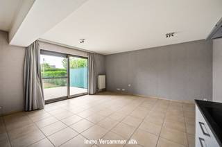 <p><span>Instapklaar gelijkvloers appartement met privatieve tuin, ideaal gelegen pal in het centrum van Putte.</span></p><p><span> </span></p><p><span>Dit lichtrijke appartement bevindt zich op het gelijkvloers en biedt alle comfort voor aangenaam wonen. Dankzij de praktische indeling bevinden alle woonvertrekken zich op hetzelfde niveau, wat zorgt voor een vlotte toegankelijkheid.</span></p><p><span>De gezellige leefruimte met open keuken vormt het hart van het appartement en sluit naadloos aan op het zonovergoten terras en de privatieve tuin met handige achteringang. </span></p><p><span>Verder beschikt het appartement over een slaapkamer, een ingerichte badkamer met ligbad en toilet, en een praktische berging met aansluiting voor wasmachine en droogkast.</span></p><p><span> </span></p><p><span>Daarnaast zijn een ondergrondse autostaanplaats en privatieve berging inbegrepen in de huurprijs.</span></p><p><span> </span></p><p><span>De centrale ligging is een absolute troef: winkels, openbaar vervoer, horeca en andere voorzieningen bevinden zich op wandelafstand.</span></p><p><span> </span></p><p><span>Bezoeken mogelijk op afspraak via 015/755 444 of info@immovercammen.be<br />Onmiddellijk beschikbaar.</span></p><p><span>Huurprijs: € 795/maand + € 85 gemeenschappelijke lasten/maand.</span></p><p><span> </span></p>