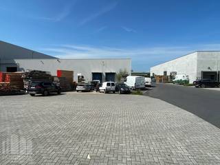 Deze functionele <strong>magazijnruimte</strong> met een oppervlakte van <strong>1.030 m²</strong> is uitstekend gelegen in de <strong>industriezone Pathoekeweg</strong>.<br /><br />De loods beschikt over een vrije hoogte van 5,25 m tot 7,40 m en is toegankelijk via 2 automatische sectionale poorten (5,47 m H x 4,77 m B) en ( 4,64 m H x 4,25 m B). Verder is de ruimte uitgerust met 2 laadkades, een duurzame polybetonvloer, TL-verlichting, een lichtstraat, stadswater en een 380V-elektriciteitsaansluiting.<br /><br />Dankzij de strategische ligging nabij de Expresweg (N31) geniet u van een vlotte verbinding naar de A11, E40 en E403, wat zorgt voor een uitstekende bereikbaarheid.<br /><br />Op de verharde site is er bovendien ruime parkeer- en manoeuvreerruimte beschikbaar.<br />Eventueel ook afzonderlijk te huren.<br /><br />Contacteer <strong>PANORAMA B2B</strong> voor bijkomende (technische) inlichtingen, plannen of een vrijblijvend plaatsbezoek <strong>0479 70 70 73</strong>.