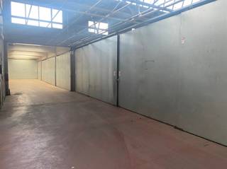 <p><span>HOBOKEN - Dokter Van Raesstraat: </span><span>Magazijn of opslagruimte van 16m² met automatische rolpoort</span></p><p><span><br /></span><span>Dit ideale magazijn of opslagruimte maakt deel uit van een groot overdekt magazijn met camerabewaking en is te bereiken via een grote automatische poort.</span></p><p><span> </span></p><p><span>Adres: Dokter Van Raesstraat 30, 2660 Hoboken</span></p><p><span> </span></p><p><span>Onmiddellijk beschikbaar.</span></p><p><span> </span></p><p><span> </span></p>