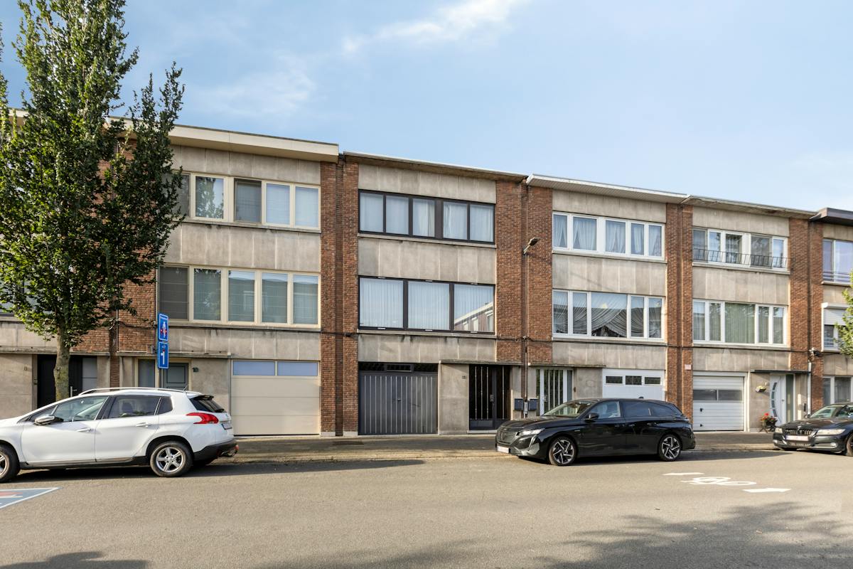 Huis te koop in Merksem met tuin en garage - foto 1
