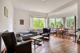 <p>Située dans l’une des rues les plus prisées de Heverlee, cette remarquable villa d’architecte a été construite en 1934 par le célèbre architecte communal Frans Vandendael dans un style moderniste modéré. Cette vaste propriété comprend 6 chambres, de grands volumes de vie et un jardin arboré de type parc. Cette demeure unique représente une opportunité rare pour ceux qui recherchent de l’espace, du charme et un fort potentiel de rénovation dans un emplacement de premier choix.</p><p>Dès le hall d’entrée, le charme et le potentiel de la maison se révèlent pleinement. Les espaces de vie généreux profitent d’une belle luminosité naturelle et offrent de nombreuses possibilités d’aménagement. Les hauts plafonds renforcent la sensation d’espace et confèrent à l’ensemble une élégance intemporelle.</p><p>Les différentes pièces de réception et de séjour permettent d’imaginer un intérieur parfaitement adapté aux exigences contemporaines tout en conservant le caractère authentique de la demeure. Les volumes disponibles offrent une grande liberté de transformation et de personnalisation.</p><p>À l’étage, la villa propose six chambres confortables. Plusieurs d’entre elles disposent d’un accès direct à une terrasse extérieure, idéale pour profiter d’une vue dégagée sur la verdure environnante. Cette configuration convient parfaitement aux familles nombreuses, au télétravail ou à la création d’espaces polyvalents.</p><p>À l’extérieur, le jardin arboré mature d’environ 10 ares constitue un véritable havre de paix. La végétation développée garantit intimité, sérénité et qualité de vie tout au long de l’année. Cet environnement verdoyant crée un cadre idéal pour la détente et les moments partagés en famille ou entre amis. La maison est entièrement sous-solée et dispose également d’un vaste grenier pouvant être aménagé selon vos souhaits.</p><p>La présence d’un garage représente un atout supplémentaire appréciable au quotidien.</p><p>La localisation constitue également un avantage majeur. Vous profitez ici d’un environnement résidentiel calme tout en restant à proximité des écoles, commerces, infrastructures sportives, transports en commun et principaux axes routiers. Cette combinaison entre tranquillité et accessibilité fait de Heverlee un lieu de vie particulièrement recherché.</p><p>Si vous recherchez une villa de caractère avec six chambres, un superbe jardin arboré, de beaux volumes et un important potentiel de rénovation, cette propriété mérite toute votre attention.</p><p>Le bien est proposé via le système Avant-Première. Vous pouvez vous inscrire aux journées de visite des 26 et 27 juin via le site www.living-stone.be.Le prix affiché est un prix de départ. Deux journées de revisite seront également organisées. La procédure d’offres sera clôturée le 6 juillet. L’ensemble des documents légaux est disponible en téléchargement sur notre site.</p>
