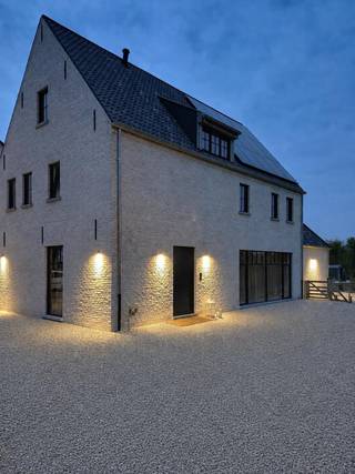 Deze alleenstaande woning is gelegen op een grondoppervlakte van 715 m² in de Mollestraat te Zarren (Kortemark).<br /><br />Deze tot in de puntjes afgewerkte instapklare woning heeft een bewoonbare oppervlakte van 295 m² en bestaat uit: <br /><br />Gelijkvloers: inkomhal - toilet - berging - wasplaats met op maat gemaakte inbouwkasten - bureau - keuken - leefruimte met zicht op het terras en de tuin.<br /><br />Op 1ste verdiep: nachthal - toilet - master bedroom met dressingruimte en badkamer - 2 slaapkamers - badkamer - zolderruimte die kan ingericht worden als hobbykamer.<br /><br />Op 2de verdiep: technische ruimte - slaapkamer met doucheruimte - polyvalente ruimte - toilet.<br /><br />De belangrijkste specificaties van de woning & bouwperceel zijn:<br />- Stijl woning : landelijk;<br />- Type woning : open bebouwing;<br />- Bewoonbare oppervlakte (gelijkvloers & verdieping samen): 295 m²<br />- Oppervlakte perceel : 715 m²<br />- Stijlvolle & ruime woning met vergunning voor een zwembad en bijgebouw<br />- EPC label A (15 zonnepanelen en thuisbatterij)<br />- Kwaliteitsvolle, duurzame & klassevolle materialen;<br /><br />Locatie:<br />- Landelijk gelegen met uitgestrekt landelijk vergezicht.