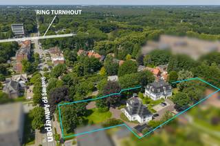 <p><strong><span>Te huur in de kantoorvilla's "Havic": Verschillende kantoorruimtes met oppervlaktes vanaf 20 m² tot 260 m².</span><br /><br />Deze 2 kantoorvilla's bevinden zich op een centrale locatie en aan belangrijke invalsweg naar het centrum van Turnhout, maar in een groene omgeving met voldoende parking voor zowel personeel als klanten. De moderne kantoren bieden ruimte voor verschillende doeleinden, zowel voor dienstverleners als vrije beroepen. <span>Prijzen vanaf 280 EUR per maand</span>. Wij bekijken graag met u waar u nood aan heeft, en kunnen u op basis daarvan gedetailleerde prijzen bezorgen. <br /><br /></strong>Het Havic terrein (6200 m<sup>2</sup>) is een oase van rust, op loopafstand van het centrum van de stad Turnhout. Een plek om vol gefocust te kunnen werken en zakendoen. De 2 kantoorvilla's bevinden zich aan de Steenweg op Antwerpen en de Collegestraat: U geniet hier een uitstekende bereikbaarheid met een vlotte verbinding naar zowel het centrum, als de E34 Eindhoven-Antwerpen. De Havic Kantoorvilla’s en de inspirerende omgeving zullen een waardevolle bijdrage leveren aan het imago van uw onderneming, instituut of organisatie. Een representatieve bestemming voor klanten en gasten.<br /><br />Ideaal voor (medische) dienstverleners, vrije beroepen, advocaten, verzekeringsmakelaars, ... <br /><br /><strong></strong><span>Faciliteiten</span><span>: </span><br /><span>- Instapklaar met vloerbedekking en verlichting </span><span><br /></span><span>- Snelle data-aansluitingen<br /></span><span>- Airconditioning en k</span><span>limaatbeheersing<br />- Aardwarmte en zonnepanelen <br /></span><span>- Intercomsysteem, b</span><span>adgesysteem en alarm </span><span><br /></span><span>- Presentatie- en ontmoetingsruimte<br /></span><span>- Koffiecorner<br /></span><span>- Pantry's<br /></span><span>- Lift<br /></span><span>- Gescheiden toiletten<br /></span><span>- Eigen parkeerplaatsen met de mogelijkheid om elektrisch te laden <br /></span><span>- Elektrische poorten<br />- Mogelijkheid om gemeubileerd te huren<br />- <strong>Huurders genieten de 1e 3 jaar van een vrijstelling van de huurindexatie</strong><br /></span><br /><strong><span>Ook mogelijkheid tot het huren van Flexwerkplekken! </span></strong><br /><br /><span>Voor meer informatie bel:</span><br /><span>+32 14 22 42 00 of n</span><span>eem gerust een kijkje op de website: www.kantoorvillahavic.be </span></p>