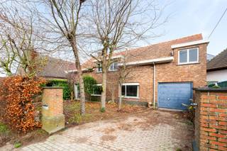 Ontdek deze prachtige te renoveren woning in Belsele, ideaal voor wie op zoek is naar een ruime woning in een rustige buurt!Indeling: Bij het...
