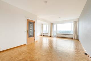 <p><span>Ruim en lichtrijk 2 slaapkamer appartement met prachtig uitzicht in Wilrijk.</span></p><p><span>Ontdek dit ruime appartement van 91 m² op de 13e verdieping, waar licht, ruimte en een prachtig uitzicht centraal staan. Met twee slaapkamers en een aangename leefruimte biedt dit appartement een ideale basis om uw woondromen waar te maken. <br />Bovendien geniet u van een praktische ligging nabij winkels, scholen, parken en belangrijke verbindingswegen. <br />Een mooie opportuniteit voor wie ruimte, comfort en een uitstekende bereikbaarheid weet te waarderen!</span></p><p><span> </span></p><h2><span>Indeling</span></h2><ul><li><span>Ruime inkomhal met een parketvloer en een praktische ingebouwde kast.</span></li><li><span>Lichtrijke leefruimte met parketvloer en een prachtig, open uitzicht.</span></li><li><span>Functionele keuken, uitgerust met een koelkast, vriezer en elektrische kookplaat.</span></li><li><span>Ruim zuidwestgericht terras waar u in alle rust kunt genieten van het prachtige uitzicht.</span></li><li><span>Apart gastentoilet.</span></li><li><span>Goed onderhouden badkamer, voorzien van een douche in bad en een lavabomeubel.</span></li><li><span>Twee ruime slaapkamers van respectievelijk 13,5 m² en 10,5 m².</span></li></ul><h2><span>Extra troeven</span></h2><ul><li><span>Gunstig EPC-label B, wat bijdraagt aan een energiezuiniger wooncomfort.</span></li><li><span>Voorzien van een veiligheidsdeur.</span></li><li><span>Voorzien van rolluiken.</span></li><li><span>Private kelderberging, ideaal voor extra opslagruimte.</span></li><li><span>Maandelijkse syndickosten van ca. 265, inclusief water, verwarming, onderhoud van het gebouw en de voortuin, de blokpolis en het reservefonds.</span></li><li><span>Ondergrondse autostaanplaats, verplicht bij aan te kopen voor 20.000.</span></li></ul>