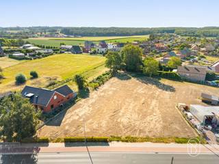 Op een aangename locatie in Ruien wordt deze bouwgrond van 967 m² aangeboden.De mooie breedte aan de straatzijde en de diepe perceelsvorm zorgen voor interessante mogelijkheden bij het uitwerken van uw toekomstige woning. Achter de voorziene bouwzone blijft een ruime groene zone over, ideaal voor wie droomt van een grote tuin en veel privacy.Ruien vormt een aantrekkelijke woonomgeving voor liefhebbers van rust en natuur. De heuvelachtige Vlaamse Ardennen, talrijke fiets- en wandelroutes en het Kluisbos bevinden zich in de ruime omgeving, terwijl ook de bereikbaarheid richting omliggende gemeenten een belangrijke troef vormt.Een mooi gelegen bouwgrond met ruimte om uw eigen woonproject vorm te geven.