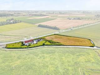 Wonen in alle rust, omringd door natuur en met een uitzicht dat elke dag opnieuw weet te verrassen? <br /><br />Deze stijlvolle villa biedt een uitzonderlijke woonbeleving op een indrukwekkend perceel van maar liefst 9.605 m². Vanuit de woning geniet u van een prachtig panoramisch zicht over de fraai aangelegde tuin, de achterliggende weilanden en de Blankenbergse Vaart, die als het ware door uw achtertuin stroomt.<br /><br />Via de inkomhal met vestiaire en gastentoilet betreedt u de lichtrijke leefruimte. Dankzij de grote raampartijen wordt het omliggende landschap hier maximaal naar binnen gebracht. Het weidse zicht over het groen zorgt voor een bijzonder gevoel van ruimte, rust en privacy.<br />De ruime keuken biedt voldoende plaats voor een grote eettafel en vormt een aangename plek om samen te komen. Aansluitend bevindt zich een praktische berging met aansluitingen voor wasmachine en droogkast, aangevuld met extra opslagruimte. Verder beschikt het gelijkvloers over een bureauruimte, ideaal voor thuiswerk, een vrij beroep, speelkamer,… Ook een technische berging is aanwezig.<br /><br />Op de verdieping bevindt zich de master bedroom met dressing en ensuite badkamer, voorzien van een douche. Daarnaast zijn er nog twee volwaardige slaapkamers en een tweede badkamer met douche. Een grote, open ruimte vormt hier een bijzonder veelzijdige extra troef. Deze kan naar wens worden ingericht als vierde slaapkamer, hobbyruimte, speelkamer, bureau of extra bergruimte. De aanwezige zolder zorgt bovendien voor nog meer praktische opbergruimte.<br />Op het perceel bevindt zich een afzonderlijk bijgebouw, momenteel ingericht als bureau. Dankzij de veelzijdige indelingsmogelijkheden kan deze ruimte perfect dienstdoen als atelier, praktijkruimte, hobbyruimte of thuiskantoor.<br /><br />U geniet hier van volledige rust, ruimte en privacy in een groene omgeving, terwijl winkels, scholen en andere dagelijkse voorzieningen zich op minder dan 5 km bevinden. Bovendien bevindt de villa zich op een strategische locatie tussen Brugge en de kust, waardoor zowel de stad als de zee vlot bereikbaar zijn.<br /><br />Een uitzonderlijke eigendom voor wie op zoek is naar ruimte, natuur, privacy en comfort, en daarbij elke dag wil genieten van een uniek uitzicht.<br /><br />Wenst u meer informatie of had u graag een bezoek gepland?<br />Contacteer Fleur via 0477 82 85 42 of fleur.beernaert@acasa.immo.