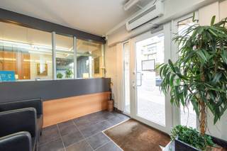 <p>Ben je op zoek naar een instapklare kantoorruimte voor jouw onderneming of vrij beroep? Deze ruimte van 82m² biedt alles om meteen van start te gaan. <br />Dit voormalige bank- en verzekeringskantoor is ingericht met vaste bureaus, ingemaakte kasten en straalt professionaliteit uit. Bovendien is er de mogelijkheid om het vrijstaand meubilair over te nemen. Het kantoor is praktisch ingedeeld in twee ruimtes met burelen en vergaderruimte. Verder is er een wachtruimte, een aparte keuken en toilet. De huurwaarde bedraagt tevens 800€/maand. Wat maakt dat dit een goed en interessant investeringsvastgoed is. Verder nog hebben we een toplocatie met een uitstekende bereikbaarheid en parkeermogelijkheden. De functionaliteit is ideaal voor advocaten, boekhouders, consultants, verzekeringsmakelaars of andere vrije beroepen. Grijp deze kans en maak van dit voormalige bankkantoor jouw nieuwe werkplek.</p>