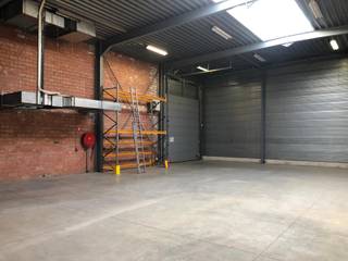 Units A of B : Magazijnen 300m² met kantoor van 420 m² te huur gelegen langs de A12Het kantoor is verdeeld over 2 verdiepingen waarbij het...