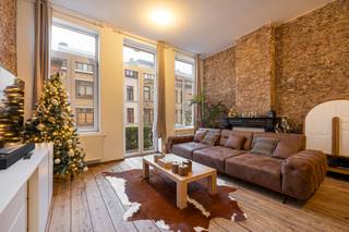 <p>Charmant 2-slaapkamerappartement met 2 terrassen in de Brederodebuurt</p><p>In de gegeerde Brederodebuurt, op wandelafstand van het Zuid en tal van winkels, restaurants en openbaar vervoer, bevindt zich dit stijlvol appartement in de Montignystraat. Een topligging voor wie centraal en dynamisch wil wonen.</p><p>Het appartement verwelkomt u in een lichtrijke leefruimte met grote raampartijen en een aangename indeling. De open keuken sluit harmonieus aan en is volledig uitgerust, ideaal voor zowel dagelijks comfort als gezellige etentjes.</p><p>Verder beschikt het appartement over twee volwaardige slaapkamers, perfect voor koppels, kleine gezinnen of als combinatie wonen/werken. De badkamer is functioneel en verzorgd afgewerkt met kwalitatieve materialen. Extra bergruimte vindt u in de private kelder.</p><p>De vaste kosten bedragen €124 per maand. </p><p>De twee terrassen vormen een absolute meerwaarde: geniet van de ochtendzon met een kop koffie en kom ’s avonds tot rust in uw eigen buitenruimte.</p><p>Een instapklaar appartement op een uitstekende locatie in Antwerpen, ideaal voor eigen bewoning of als rendabele investering.</p>