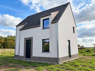 In het idyllische Ramskapelle bij Nieuwpoort vinden we langs de Leistraat deze ruime open bebouwing met lotnummer 8 terug. Deze woning ligt op een Zuidoostelijk georiënteerd perceel van zo'n 429 m² en is op de gelijkvloerse verdieping voorzien van een inkomhal met apart toilet, een ruime royale leefruimte met open ingerichte keuken en was- en bergruimte. Op de eerste verdieping bevinden er zich 3 slaapkamers, een ruime badkamer en een nachthal met apart toilet. Bovendien bevat deze woning een ruime zolder en een gezellige tuin. (Vg, Wug,Gmo, Gvkr, Gvv) ~ max E-peil: 30 ~ Ref. OU28483<br /><br />Ramskapelle de charmantste deelgemeente van Nieuwpoort ligt te midden de polders nabij het sluizencomplex “de ganzepoot” en het op -en afrittencomplex van de E40. Hierdoor is de gemeente vlot bereikbaar via de E40 afrit 3 Nieuwpoort – Diksmuide. In Ramskapelle kunt u rustig vertoeven, doch is het bruisende stadscentrum van Nieuwpoort nooit ver weg. Binnen de 5 minuten staat u met de wagen op de markt van Nieuwpoort met de fiets staat u er binnen de 10 minuten. Bent u op zoek naar een unieke woning op een prachtige locatie met voldoende faciliteiten en waar de zee om de hoek gluurt dan zijn deze woningen zeker iets voor u.<br /> <br />Deze woning wordt gebouwd volgens de meest recente energienorm en u krijgt nog de volledige inspraak in de afwerking conform het lastenboek! <br /><br />Bent u overtuigd van dit project die het beste van beide werelden combineert namelijk de rustige landelijke setting op een steenworp van de bruisende kuststad, contacteer ons dan vandaag nog voor een vrijblijvende afspraak op kantoor. Tot binnenkort !