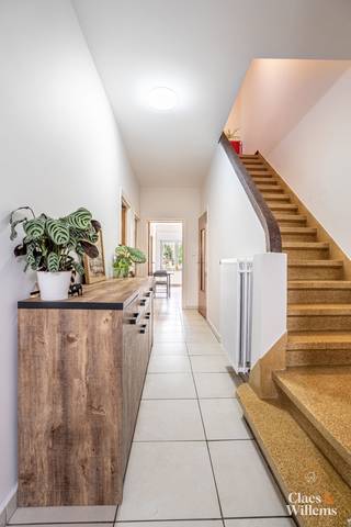 Deze instapklare woning is gelegen op een gunstige locatie te Halle, nabij winkels, scholen, openbaar vervoer, speelpleinen en met een vlotte verbinding naar de belangrijkste invalswegen. Dankzij de ruime tuin, garage en praktische indeling vormt deze woning de ideale thuis voor gezinnen.
We betreden de woning via de inkomhal met apart toilet en wandelen langs de keuken naar de aangename leef- en eetruimte. Dankzij de grote raampartijen geniet deze ruimte van veel natuurlijke lichtinval en heeft u rechtstreeks toegang tot het terras en de ruime tuin, waar het heerlijk vertoeven is.
Op de eerste verdieping treffen we drie slaapkamers en een badkamer uitgerust met een bad met douchefunctie, lavabo en toilet.
Verder beschikt de woning nog over een ruime zolder met tal van mogelijkheden, bereikbaar via een luik.
Tot slot beschikt de woning eveneens over een kelder die voorziet in heel wat opbergruimte, een garage en een autostaanplaats.
Deze charmante woning combineert ruimte, comfort en een gunstige ligging en vormt daardoor de ideale thuis voor gezinnen die op zoek zijn naar aangenaam wonen in Halle.