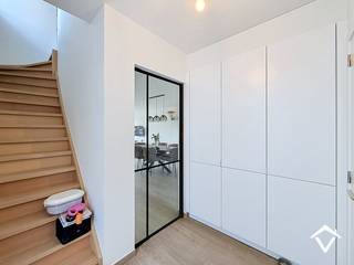Deze woning is gelegen langs een gunstige weg zeer kortbij de kern van Sint-Eloois-Winkel. <br /><br />De indeling is als volgt: oprit - inkomhal - WC - uitgeruste keuken met eiland - ruime living - tuin met terras - nuttige wasberging. Nachthal - apart toilet - 3 volwaardige slaapkamers - badkamer (bad, douche en meubel). Toegang tot de geïsoleerde zolder. <br /><br />Woning in aanbouw, EPB in opmaak. (Nieuwbouwwoning)<br /><br />Maximum voor 5 personen, zowel voor bewoning als domiciliëring. Ten vroegste beschikbaar vanaf 1/01/2027.<br /><br />Bij interesse, gelieve enkel en alleen te reageren via het contactformulier. Wij contacteren u terug van zodra een bezoek mogelijk is.