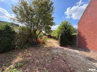 <p><span>Bouwgrond met zuidgerichte achterzijde in Kalmthout</span></p><p><span>Op zoek naar een bouwgrond om uw droomwoning te realiseren? <br />In de Eikelstraat in Kalmthout bieden wij dit mooi perceel aan.</span></p><p><span>De bouwgrond heeft een breedte van 9,01 meter en een diepte van 35,16 meter. <br />Er kan een woning worden gebouwd met een gevelbreedte van 6 meter. <br />De toegestane bouwdiepte bedraagt minimaal 8 meter en maximaal 12 meter.</span></p><p><span>Dankzij de zuidelijke oriëntatie van de achtergevel geniet u optimaal van de zon in de toekomstige tuin en leefruimtes.</span></p><p><span>Kenmerken:</span></p><ul><li><span>Perceelbreedte: 9,01 meter</span></li><li><span>Perceeldiepte: 35,16 meter</span></li><li><span>Mogelijke gevelbreedte: 6 meter</span></li><li><span>Bouwdiepte: minimaal 8 meter en maximaal 12 meter</span></li><li><span>Oriëntatie achtergevel: zuid</span></li></ul><p><span>Een mooie kans voor wie een woning volledig naar eigen smaak en wensen wil bouwen in Kalmthout.</span></p><p><span>Neem gerust contact met ons op voor meer informatie over de bouwmogelijkheden of voor een afspraak ter plaatse.</span></p>