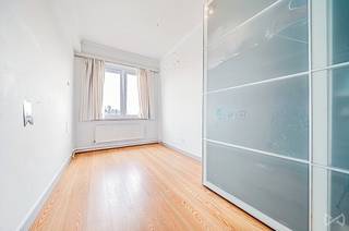 <p><strong>Nieuw: appartement met 2 slaapkamers gelegen in Jette, De Smet de Naeyerlaan.</strong><br />De wijk is gegeerd en ligt dicht bij openbaar vervoer en alle voorzieningen.</p>
<p>Het appartement van ongeveer 100 m² bevindt zich op de 5e en hoogste verdieping van een goed beheerde mede-eigendom en is als volgt ingedeeld: inkomhal, lichtrijke woonkamer, aparte keuken, berging, twee slaapkamers (waarvan één van ongeveer 16 m²), badkamer, apart toilet.</p>
<p>Het appartement is in goede staat, elektriciteit conform. Een privatieve kelder maakt dit pand compleet.</p>
<p>Mogelijkheid, onder voorwaarden, om de huurovereenkomst van een garagebox op 100 m van het appartement over te nemen.</p>
<p>EPC: G. Offerte beschikbaar op aanvraag om de score te verbeteren (schatting: ± €20.000).</p>
<p>Verkoop onder het stelsel van registratierechten.<br />Info en bezoeken: +32 2 315 77 22 of via e-mail op maxime.l@weinvest.be</p>