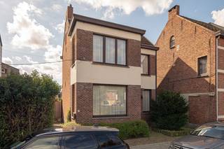 <strong> TE KOOP | Nijlen – Spoorweglei 17</strong><br /><br /><strong>Karaktervolle herenwoning op een perceel van 505 m², op wandelafstand van het station en het centrum van Nijlen.</strong><br /><br />Op zoek naar een woning met ruimte, karakter en potentieel?<br />Deze charmante herenwoning biedt een mooie combinatie van authentieke uitstraling en een centrale ligging.<br /><br /><strong>Omvat</strong>:<br /><strong>Gelijkvloers</strong>: inkomhal, ruime woonkamer, keuken, badkamer, apart toilet, berging/wasplaats.<br /><strong>Eerste verdieping</strong>: 3 slaapkamers<br />Daarnaast beschikt de woning over een <strong>zolder en kelder</strong>, evenals een <strong>terras en aangename tuin</strong>.<br /><br /><strong>Technisch:</strong><br />Centrale verwarming op aardgas<br />EPC: 585 kWh/m²/jaar | energielabel F = renovatieplicht<br /><br />🔎<strong> Ontdek deze woning online</strong><br />Bekijk alvast de interactieve grondplannen en foto's op onze website:<br />🌐 www.wijns.be<br /><br /><strong>Interesse?</strong><br />Neem vandaag nog contact met ons op voor meer informatie of om een bezoek ter plaatse in te plannen.<br />📞 0473/33 33 33<br />✉️ philip@wijns.be