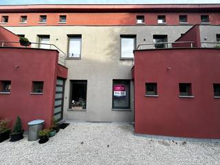 Deze charmante woning ligt in een gezellig doodlopend straatje, waar verschillende woningen samen uitkijken op een gezamenlijke binnentuin –...