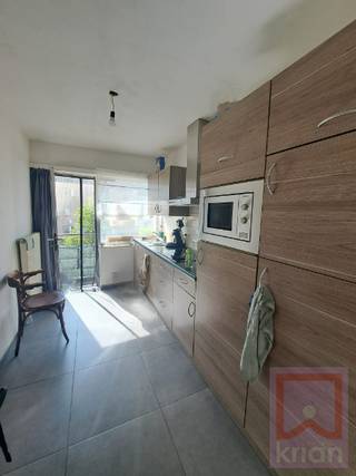 Appartement op de 1ste verdieping in het hartje van Winkelomheide op wandelafstand van scholen, bakkers, apothekers, ... bestaande uit: inkomhal, volledig ingerichte keuken, apart toilet, 2 slaapkamers, ingerichte moderne badkamer, berging, woonkamer, autostaanplaats en kelder. Geen lift in het gebouw. EPC 260 kWh/m² LABEL C. Beschikbaar van half juli 2026.