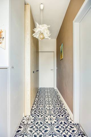 Ben je op zoek naar een unieke woonervaring in regio Erpe-Mere? Ontdek dan deze stijlvol gerenoveerde woning.<br />Deze schitterende woning met 4 slaapkamers én dressing, beschikt bovendien over een gezellig terras en tuin waar het aangenaam vertoeven is.<br /><br />🏡 <strong>Kenmerken van de woning:</strong><br />Volledig gerenoveerd met kwalitatieve materialen<br />4 praktische en lichtrijke slaapkamers + dressing – ideaal voor een gezin<br />Moderne badkamer met toilet <br />Lichtrijke zit- en eetruimte <br />Gezellige keuken met moderne toestellen <br />Zonnige tuin en aangenaam terras<br />Praktische toegang tot de tuin langs de achterkant<br />Energiezuinig<br /><br />📍 <strong>Toplocatie:</strong><br />Gelegen in een rustige straat en met perfecte verbinding tot het openbaar vervoer, invals- en autosnelwegen.<br /><br />📅 De vermelde verkoopprijs is een richtprijs : u kan bieden onder, op of boven deze geafficheerde verkoopprijs.<br /><br />🔑 <strong>Klaar om verliefd te worden op jouw nieuwe thuis?</strong><br />Plan vandaag nog een bezichtiging en ontdek zelf de charme van deze prachtige woning (sabrina@immobia.be of 0470/03.31.39)<br />Bezoekdag zaterdag 9 mei 2026, uitsluitend op afspraak.<br /><br /><br /> 