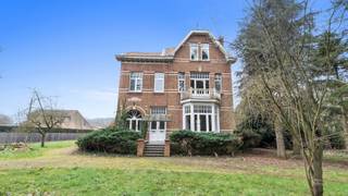 Immo3000 heeft het iconisch landmark, Villa Marie Philomène, te koop op in Linden. <br />Ben je op zoek naar een unieke woning. Een unieke praktijk of ben je op zoek naar een rendementsvolle investering? Dan mag je deze kans niet missen.<br /><br />Gelegen in het rustige Linden, aan de Diestsesteenweg 26, biedt deze statige villa een tijdloze charme gecombineerd met modern comfort. Deze woning heeft sinds 1932 haar karakter behouden, en dat voel je in elke kamer. Het huis staat op een royaal perceel van 24 are, wat zorgt voor veel privacy en ruimte om van te genieten. Bovendien bevinden we ons hier op slechts enkele kilometers van het levendige stadscentrum van Leuven.<br /><br />Wat deze villa echt uniek maakt, is de balans tussen klassieke elementen en hedendaagse voorzieningen. De authentieke details, zoals de originele houten trappen, glas-in-loodramen en marmeren schouwen, geven het huis een bijzondere uitstraling. Tegelijkertijd is het voorzien van moderne gemakken, zodat je comfortabel kunt wonen zonder in te boeten op stijl. En dat op een bewoonbare oppervlakte van maar liefst 258 m2.<br /><br />Ben jij bereid om de handen uit de mouwen te steken om met enkele beperkte aanpassingen Villa Marie terug te restaureren naar haar oorspronkelijke glorie? <br /><br />Neem dan snel contact met ons op om een bezichtiging in te plannen. Dit is een kans die je niet wilt missen!