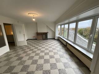 Ruim gerenoveerd appartement te huur - Inkom, toilet, licthrijke leefruimte, afzonderlijke keuken met toegang tot ruim terras. Drie...