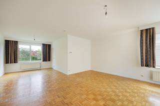 <p><span>Zoekt u een ruime en uiterst comfortabele woning op een toplocatie? Aan de </span><span>Laarsebaan 110 te Merksem</span><span> staat deze fantastische bel-etage woning klaar om meteen betrokken te worden. </span><span>Onmiddellijk beschikbaar!</span></p><p><span>Waarom deze woning uw ideale thuis is:</span></p><ul><li><span>Gezellige leefruimte:</span><span> Een royale en lichtrijke woonkamer die uitnodigt tot ontspanning.</span></li><li><span>Keuken:</span><span> Praktische keuken met alle comfort.</span></li><li><span>3 Volwaardige slaapkamers</span></li><li><span>Badkamer met ligbad</span></li><li><span>Heerlijke privétuin:</span><span> Een groene oase van rust waar u optimaal van het buitenleven kunt genieten.</span></li><li><span>Inpandige garage met oprit</span></li></ul><p><span>Grijp deze unieke kans niet mis! </span></p><p><span>Gelieve de bezoekaanvraag in te vullen onderaan de advertentie op <span>https://www.sinjoor.be</span></span><span> en alle vragen te beantwoorden. </span></p><p><span>De dossierverantwoordelijke neemt nadien contact op met jou. </span></p><p><span> </span></p>