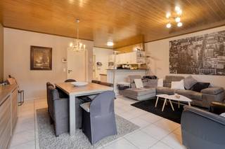 Instapklaar appartement gelegen op de 1ste verdieping.<br /><br />Dit gezellige appartement bestaat uit:<br />Inkomhal, een grote leefruimte.<br />Open ingerichte keuken , aansluitend met een berging.<br /><strong>Twee slaapkamers</strong> waarvan één toegang biedt tot het terras met zonnescherm.<br /><br />De betegelde badkamer is voorzien van een ligbad en een lavabomeubel met wastafel.<br /><br />Apart toilet in de inkomhal en een extra berging met vestiaire.<br />Aluminium ramen met dubbel glas en rolluiken achteraan. <br />Dit appartement wordt elektrisch verwarmd en ligt vlakbij winkels, openbaar vervoer en invalswegen (E17 - E34)<br /><br />Dankzij de gunstige ligging en instapklare staat vormt dit appartement een <strong>zeer interessante opbrengsteigendom</strong>.<br />Bron bewoonbare oppervlakte : EPC - certificaat<br />Renovatieverplichting residentiële gebouwen van toepassing.<br />https://www.vlaanderen.be/een-huis-of-appartement-kopen/renovatieverplichting-voor-residentiele-gebouwen<br /><br />Wens je dit appartement te bezoeken? Contacteer ons via 03/775.78.79.<br />Ben je ook van plan jouw eigendom te verkopen? Maak een afspraak voor een gratis schatting, wij maken er samen een succesverhaal van.